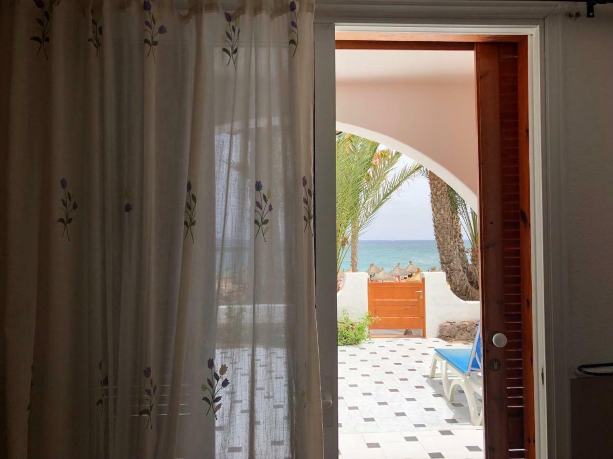 Beachfront Apartment Арона Екстер'єр фото